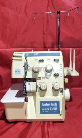 Machine à coudre surjeteuse