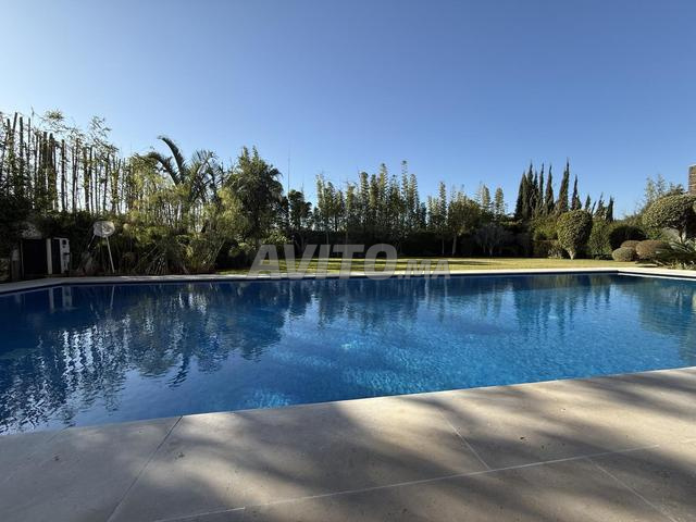 Villa à vendre 2012 m² à Souissi-Rabat