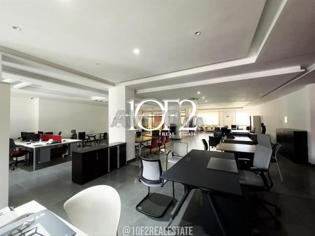 للكراء محل تجاري 610 م2 - 2