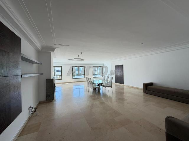 شقة للإيجار 215 متر مربع في الدار البيضاء