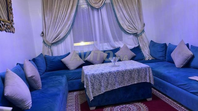 Salon encore neuf avec table et galerie