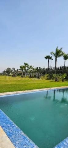 للبيع فيلا في المدينة الخضراء على الخط الأول للغولف