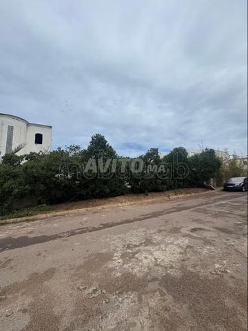 للبيع أرض في منطقة فيلات في عين الدياب