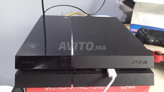 PS4 flashée, jamais ouverte, pleine de jeux et deux manettes