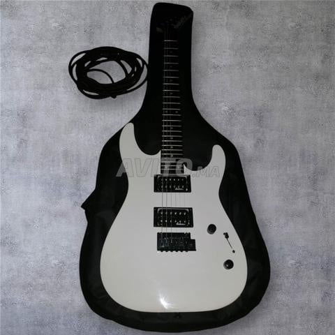 Jackson JS11 Electric Guitar avec étui et Jack