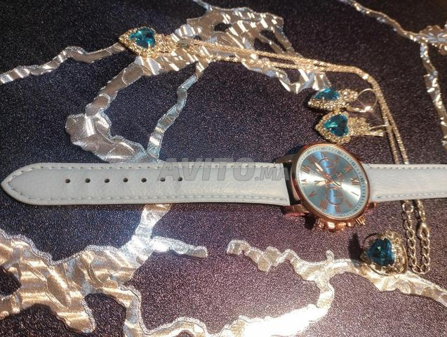 Montre pour femmes moderne, couleur bleue avec trois accessoires - 2