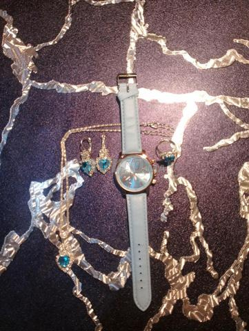 Montre pour femmes moderne, couleur bleue avec trois accessoires