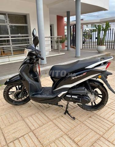 Moto encore neuve avec juste des égratignures sur les côtés