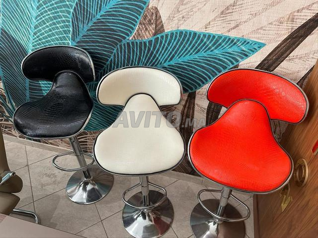 Tabouret élégant qui ajoute une touche moderne à l'endroit