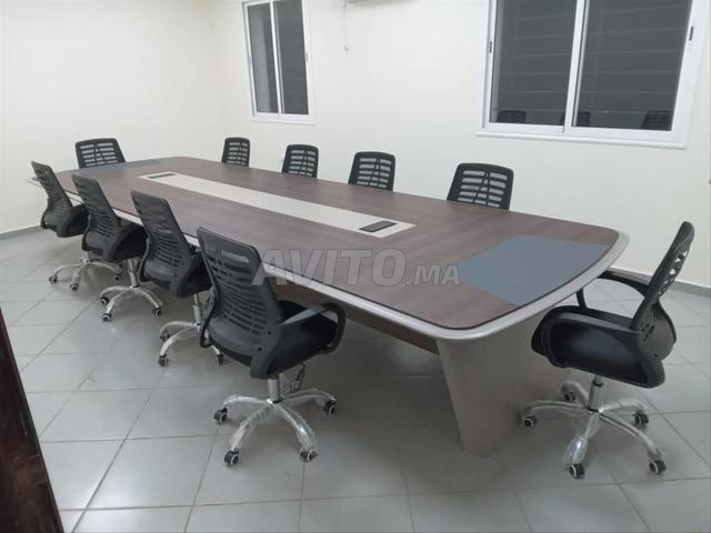 Tables de réunion pour entreprises, administrations et bureaux privés