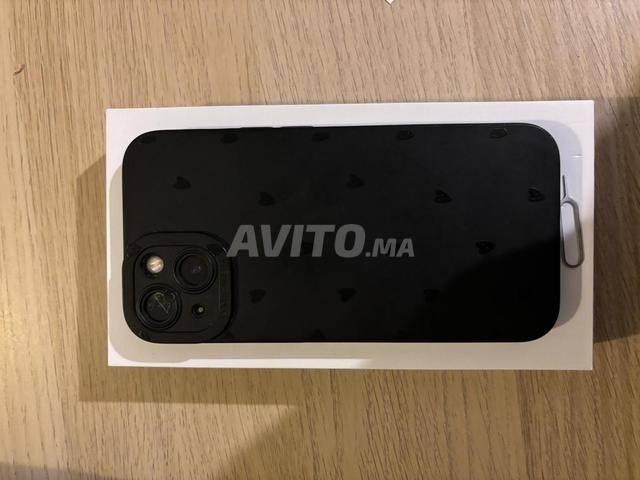 Iphone 13 bon état avec coque et câble de charge