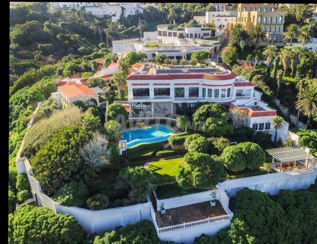 Propriété de luxe avec vue sur mer à flanc de falaise à Tanger