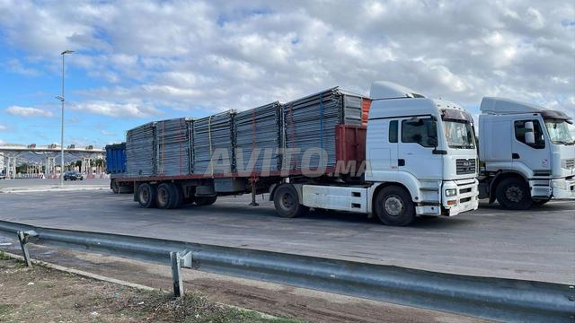 شاحنات نصف مقطورة متاحة للإيجار، يوميًا أو شهريًا.