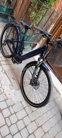 Moustache samedi très bon état