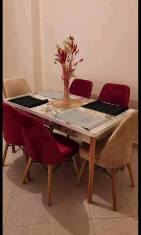 Salle à manger avec 4 chaises et il y a 6 chaises