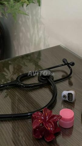 ممرضة منزلية أو مساعدة طبيب في عيادة