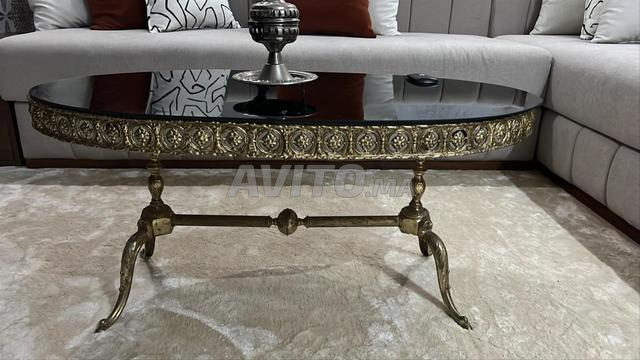 Table en cuivre pur, lourde et ajourée avec des gravures