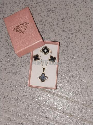 Ensemble Van Cleef composé d'une alliance, d'une chaîne et d'une bague