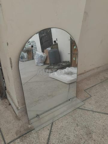 Deux miroirs de salle de bain avec support