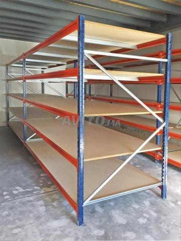 Rayonnage pratique pour un stockage bien organisé.