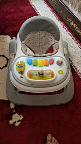 Marcheur, couffin et jouet pour s'amuser