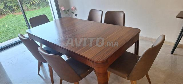 Table à manger en bois latté couleurs noyées