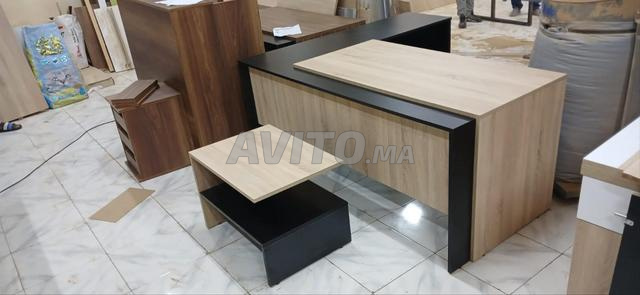 Les bureaux en bois avec caisson mobile local