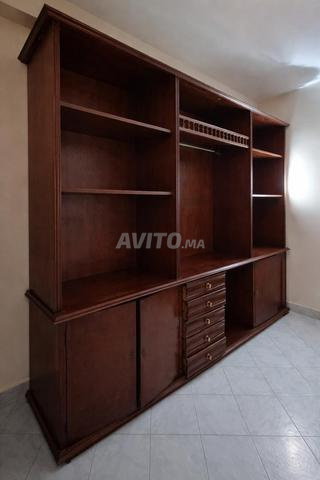 Vitrine tout en bois massif à vendre