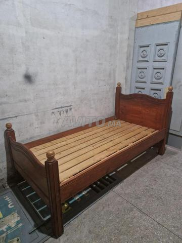 Lit en bois massif en très bon état pour 1 place