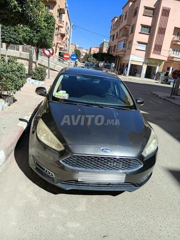 Une très belle voiture avec une très bonne près