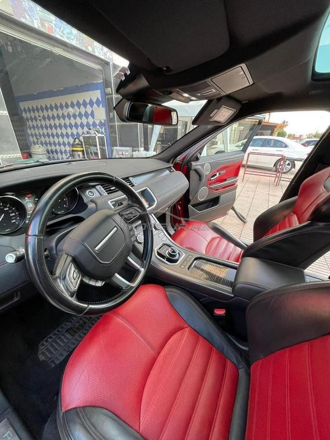 belle évoque dynamique rouge