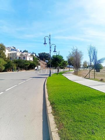 Terrain nu constructible de 2200 m² à front de rue