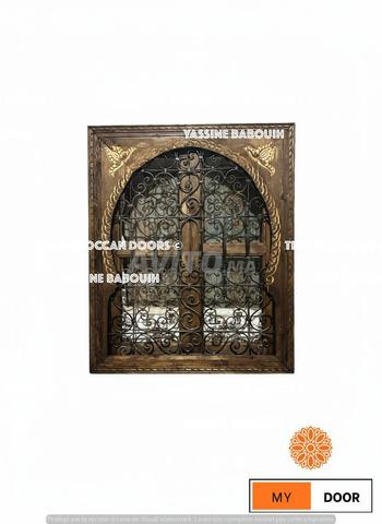 Fenêtre en bois sculptée à la main avec fer - Haute qualité