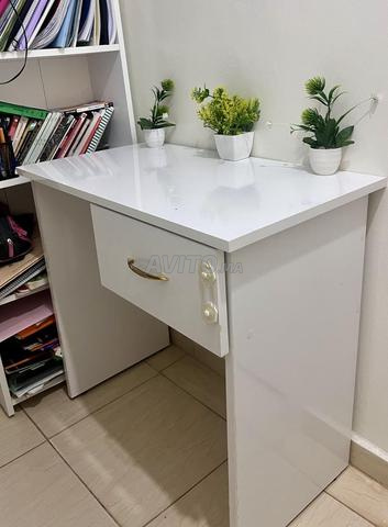 Bureau blanc minimaliste avec un tiroir
