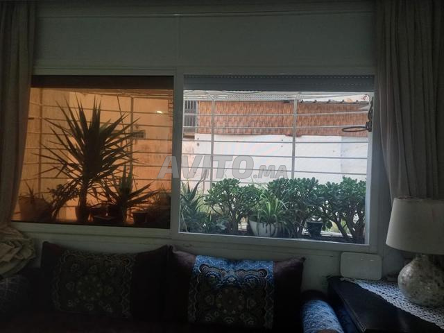 deux fenêtres en alu avec leur rideau