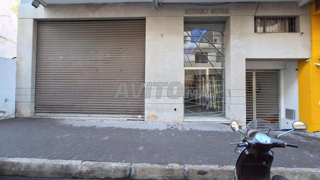 Local 251 m² grande hauteur 5.5 m