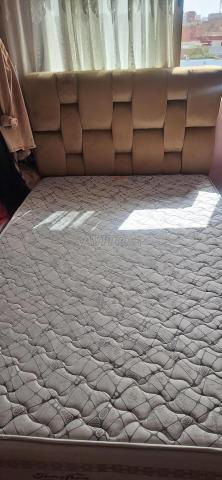 Lit avec matelas, coiffeuse et miroir