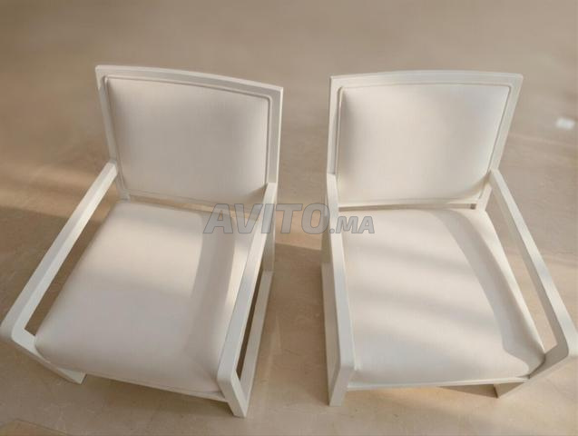 Chaises modernes avec cadre blanc et coussins confortables