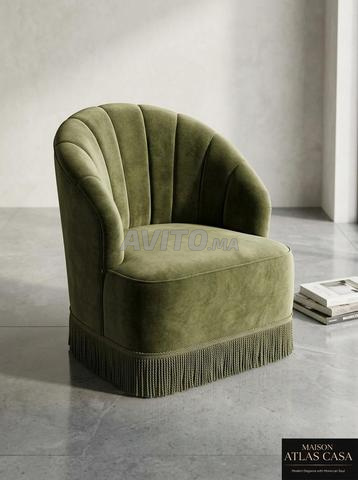 Chaise d'allure luxueuse de couleur verte avec des détails raffinés