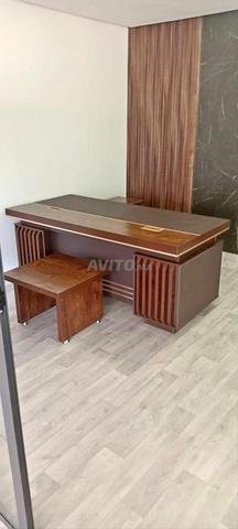Bureau importé de luxe avec un design moderne et une touche professionnelle raffinée
