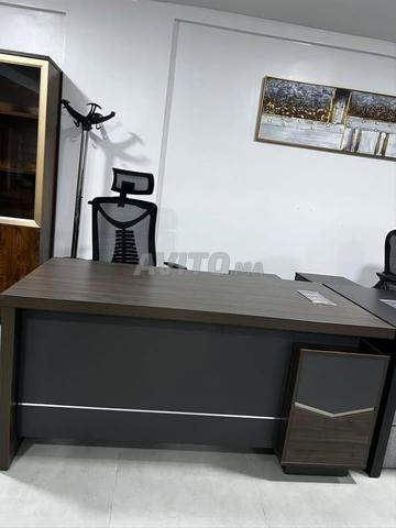 Bureau importé moderne alliant luxe et fonctionnalité