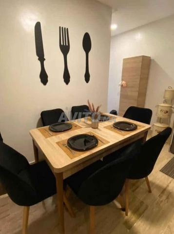 Salle à manger Mounji moderne avec un design raffiné et de haute qualité