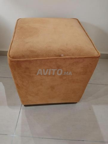 Chaise simple avec une chaude couleur orange