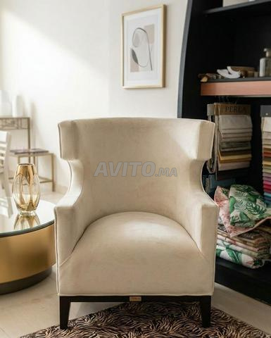 Chaise au design moderne de couleur claire avec des détails distinctifs