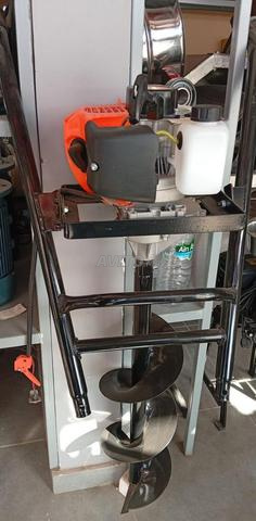 Creusement de sol avec un moteur à essence puissant