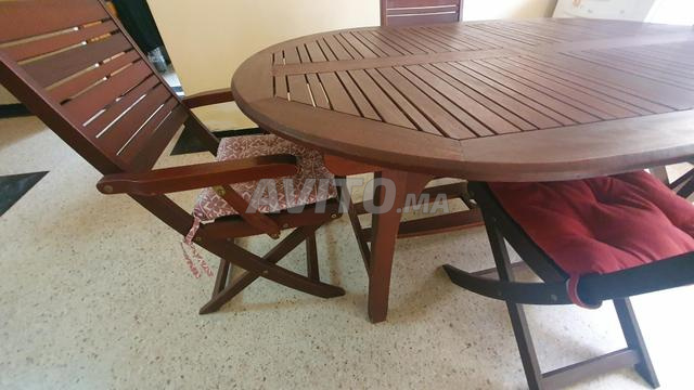 Table (6 à 8 p.), 4 chaises et 2 fauteuils en bois