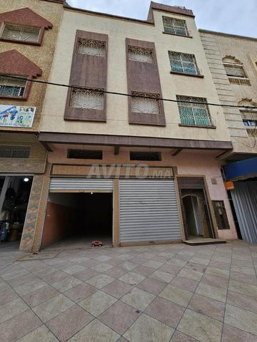 Maison de deux étages et garage commercial