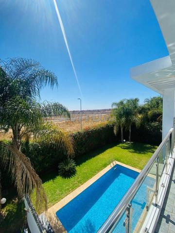 Villa à louer vide ou meublée à Bouskoura