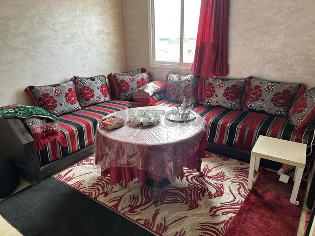 Salon marocain avec table et tapis - 2