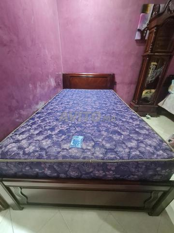 Lit en bois italien et matelas de qualité